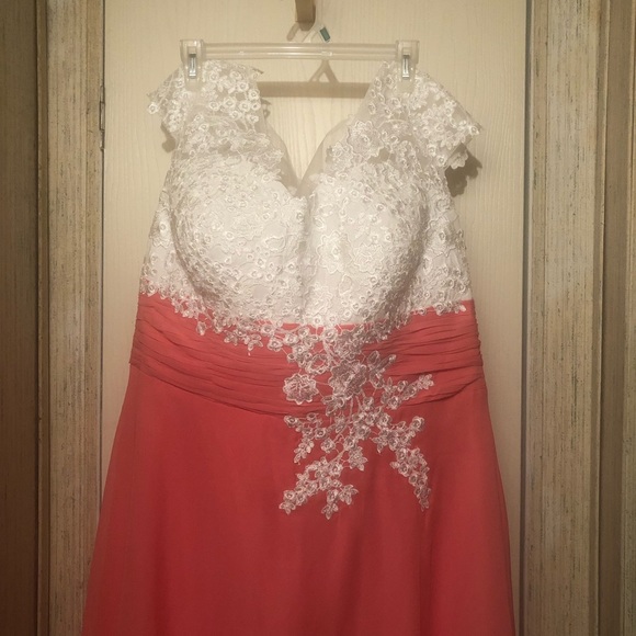 Coral Mother Of The Bride Dress with lace appliques. Tea length with pockets. - Picture 3 of 4